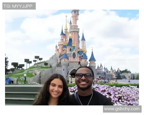 足球球星宠爱妻子如珍宝甜蜜生活曝光揭秘夫妻间的真挚感情